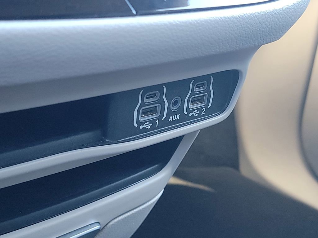 Certified 2023 Chrysler Pacifica Touring-L image 31