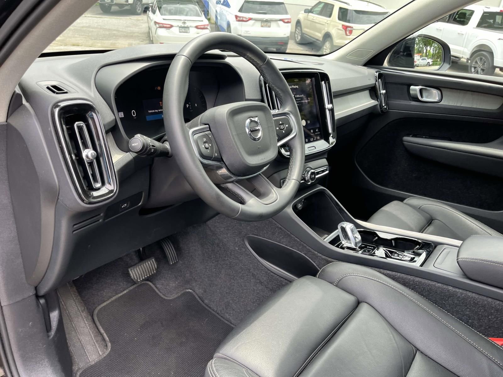 Used 2025 Volvo XC40 B5 Plus AWD/4WD image 15