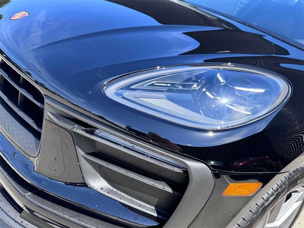 Certified 2025 Porsche Macan AWD/4WD image 11
