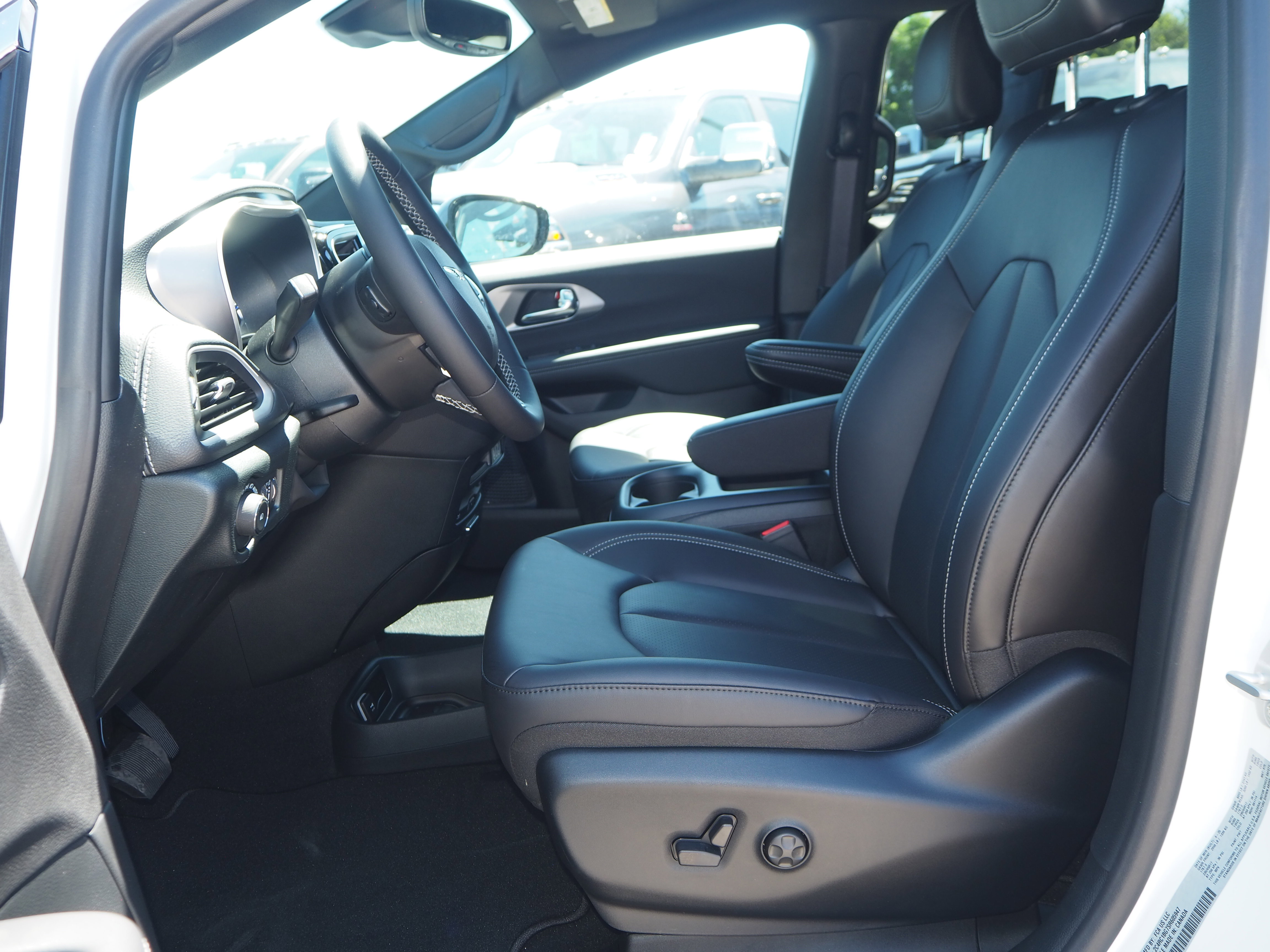 New 2025 Chrysler Pacifica Select w/ Uconnect Theater Family Group FWD image 30