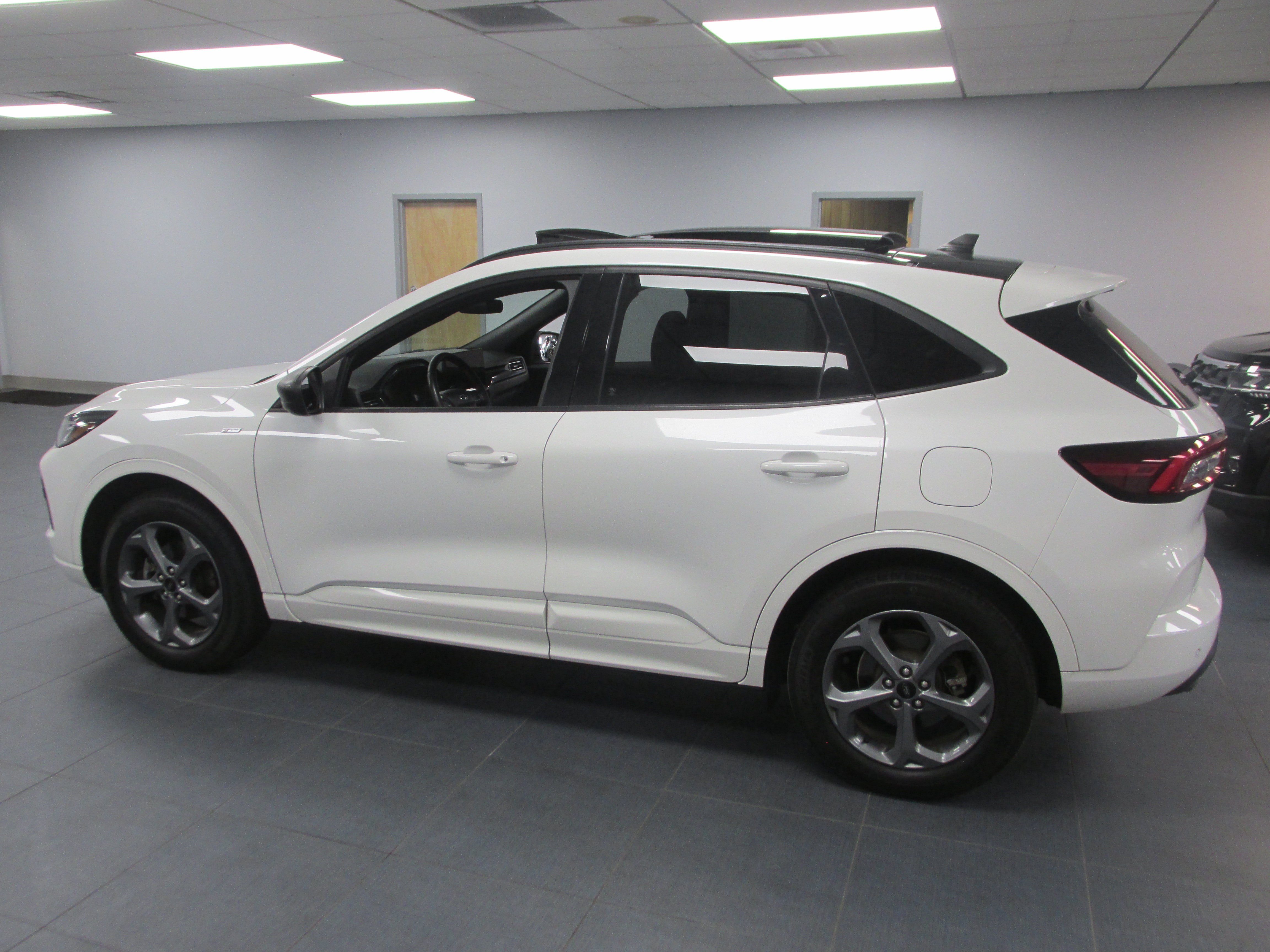 Used 2023 Ford Escape ST-Line w/ Tech Pack #1 AWD/4WD image 8