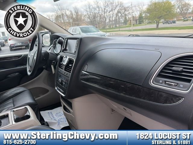 Used 2014 Chrysler Town & Country Touring FWD image 11
