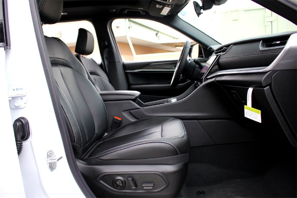 New 2025 Jeep Grand Cherokee Limited w/ MOPAR Finishing Package image 13