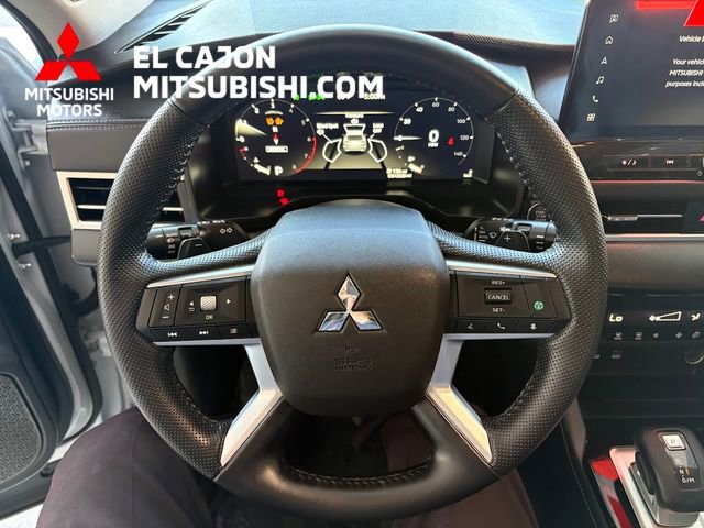 Used 2025 Mitsubishi Outlander SE image 16