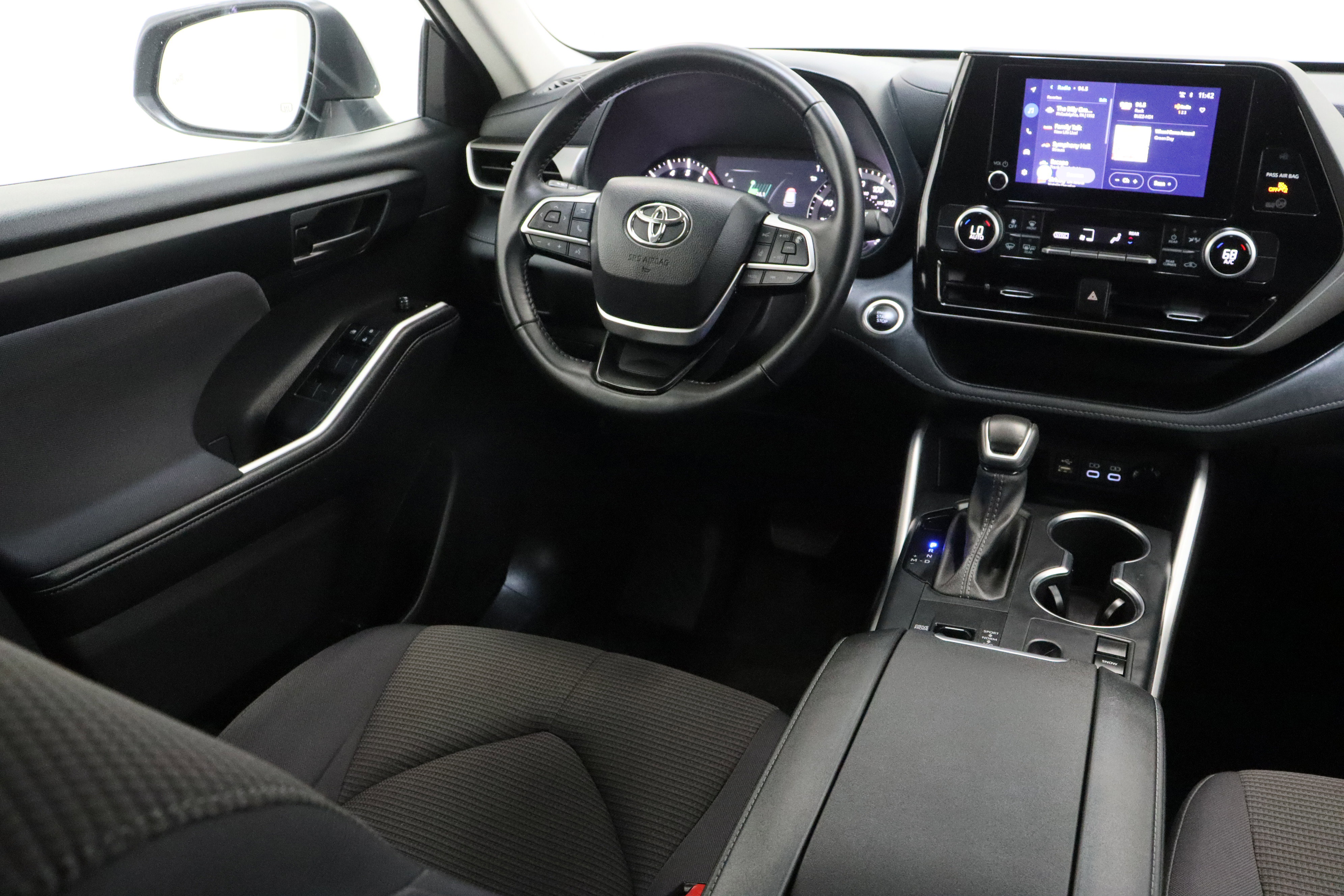 Used 2025 Toyota Highlander LE FWD image 31
