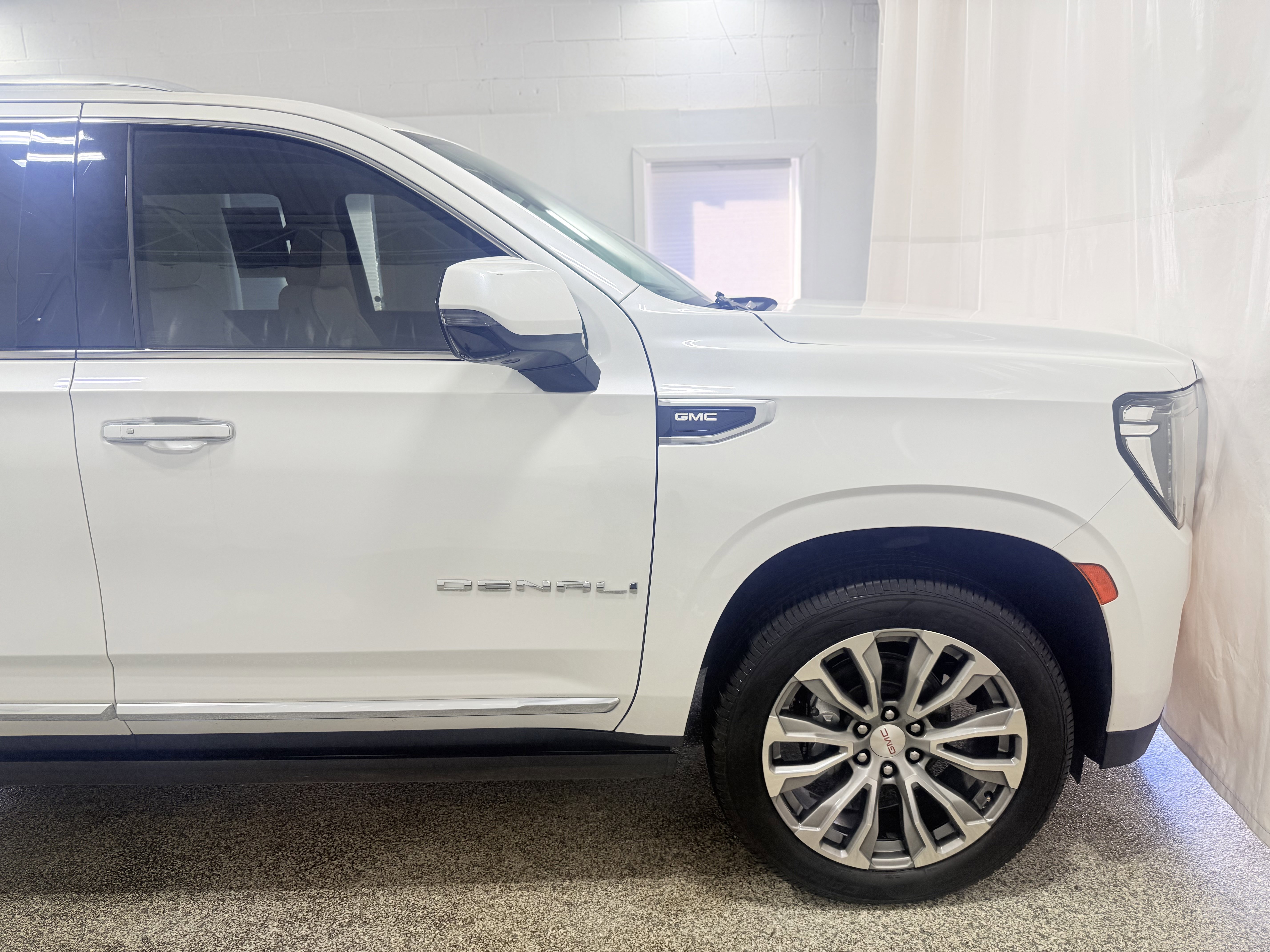 Used 2021 GMC Yukon Denali w/ Denali Premium Package image 8