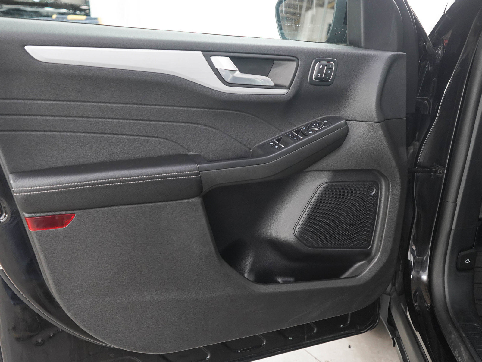 Used 2025 Ford Escape Platinum AWD/4WD image 19