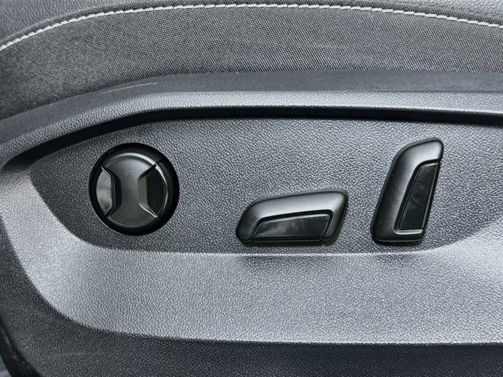 Used 2022 Volkswagen Taos SE w/ Panoramic Sunroof Package FWD image 16
