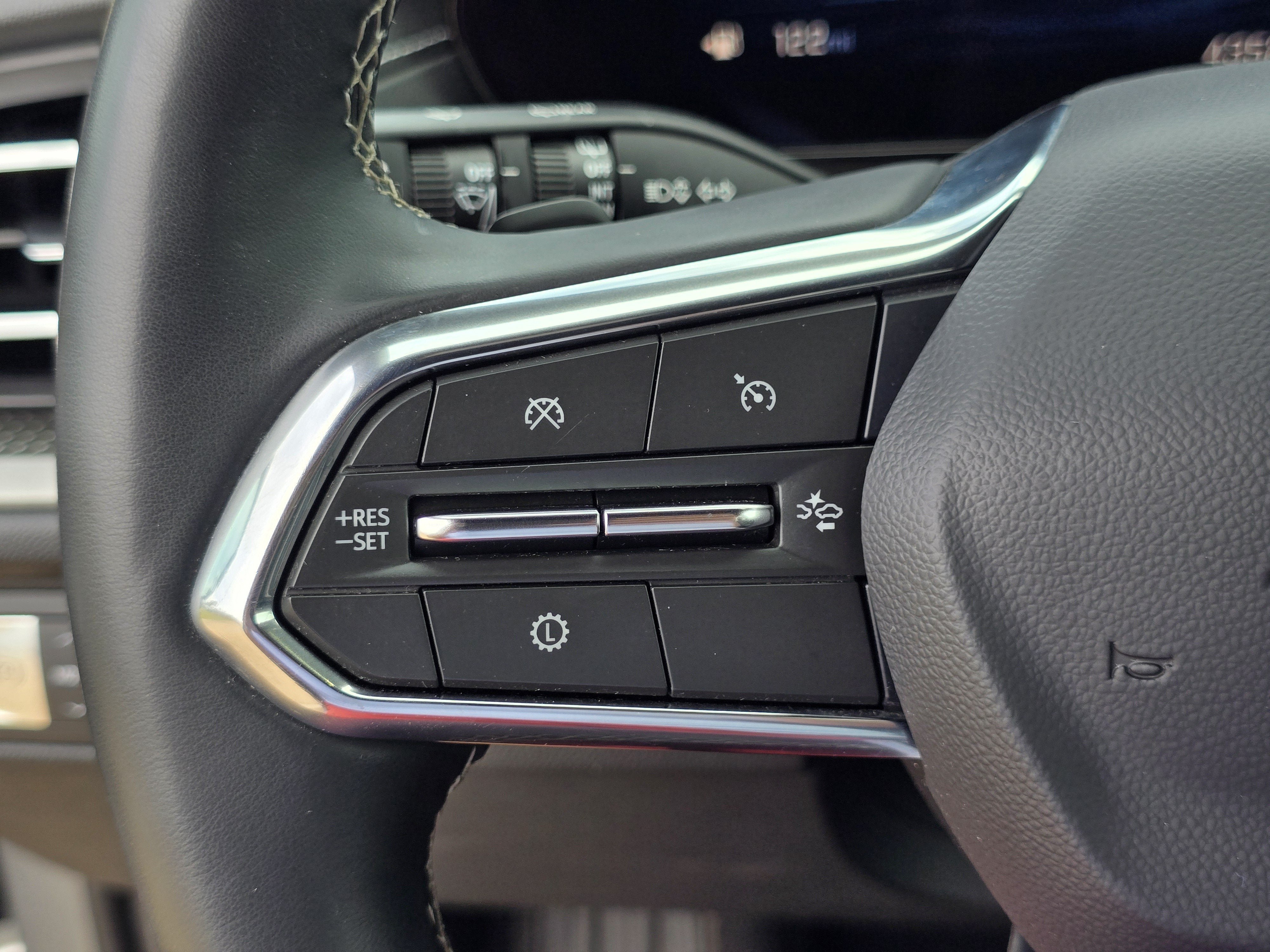 Used 2025 Chevrolet Traverse LT FWD image 17