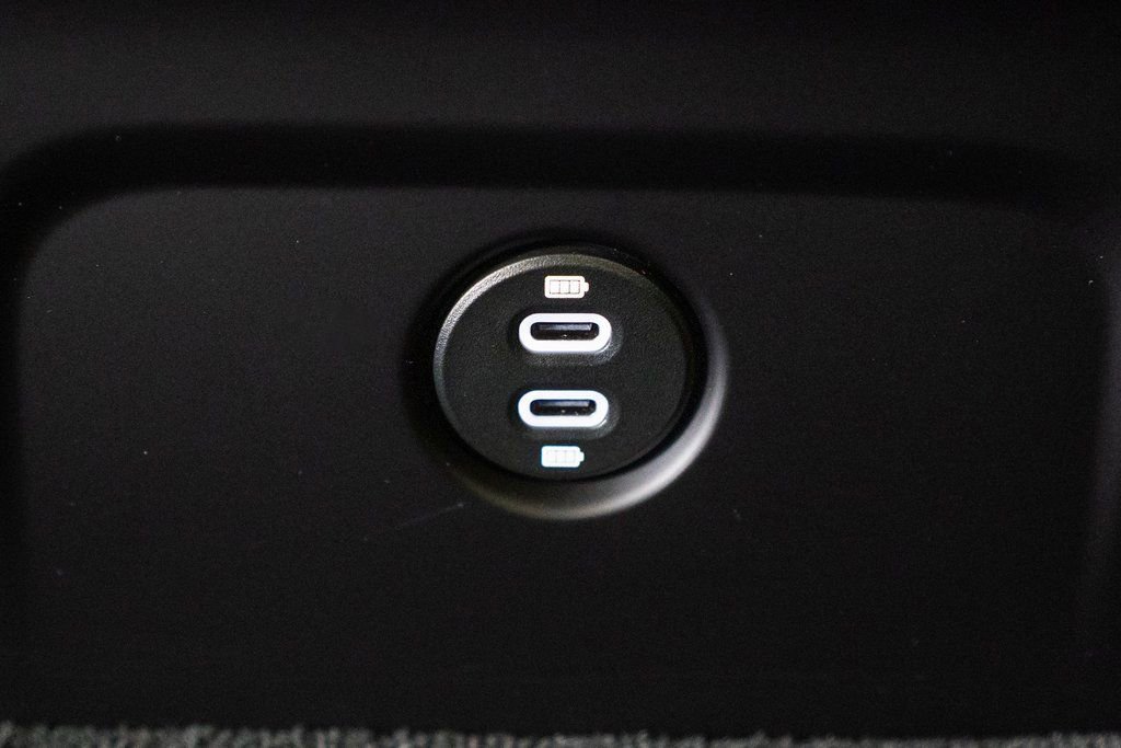 Certified 2025 Porsche Macan image 38