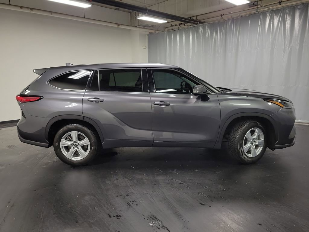 Used 2021 Toyota Highlander LE image 9