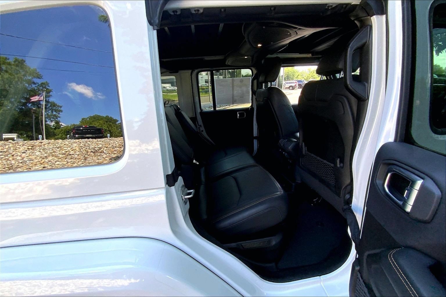 Certified 2024 Jeep Wrangler Unlimited Sahara w/ Technology Group AWD/4WD image 15