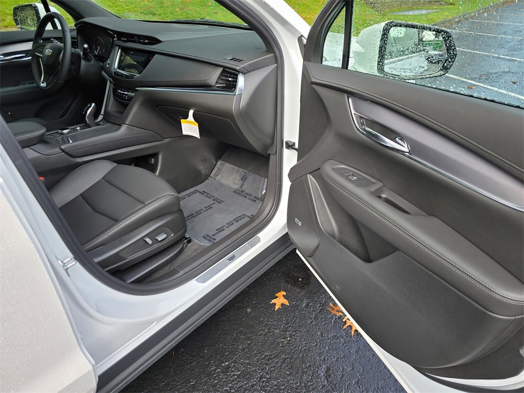 New 2025 Cadillac XT6 Luxury image 10