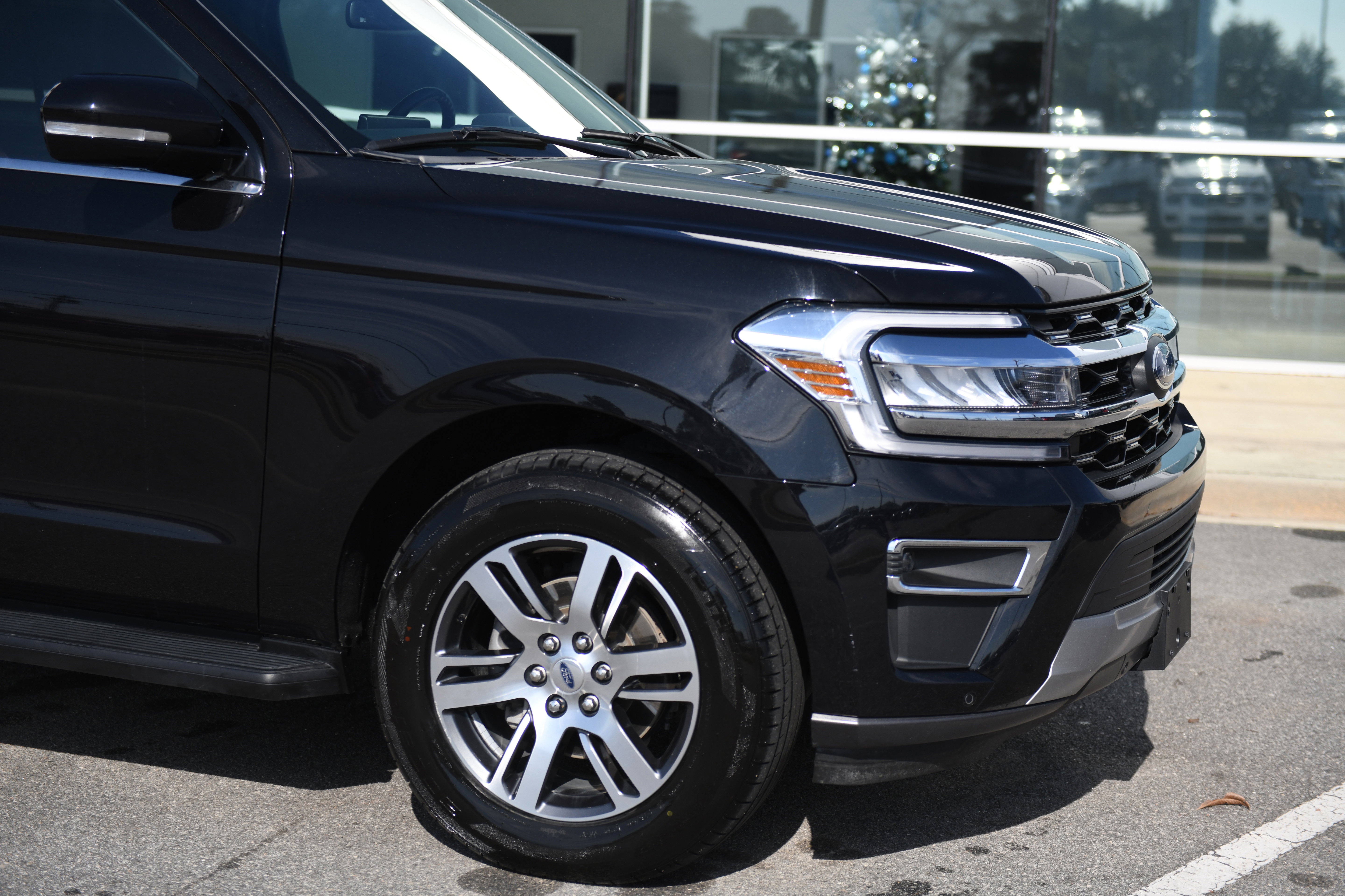 Used 2024 Ford Expedition Limited image 2