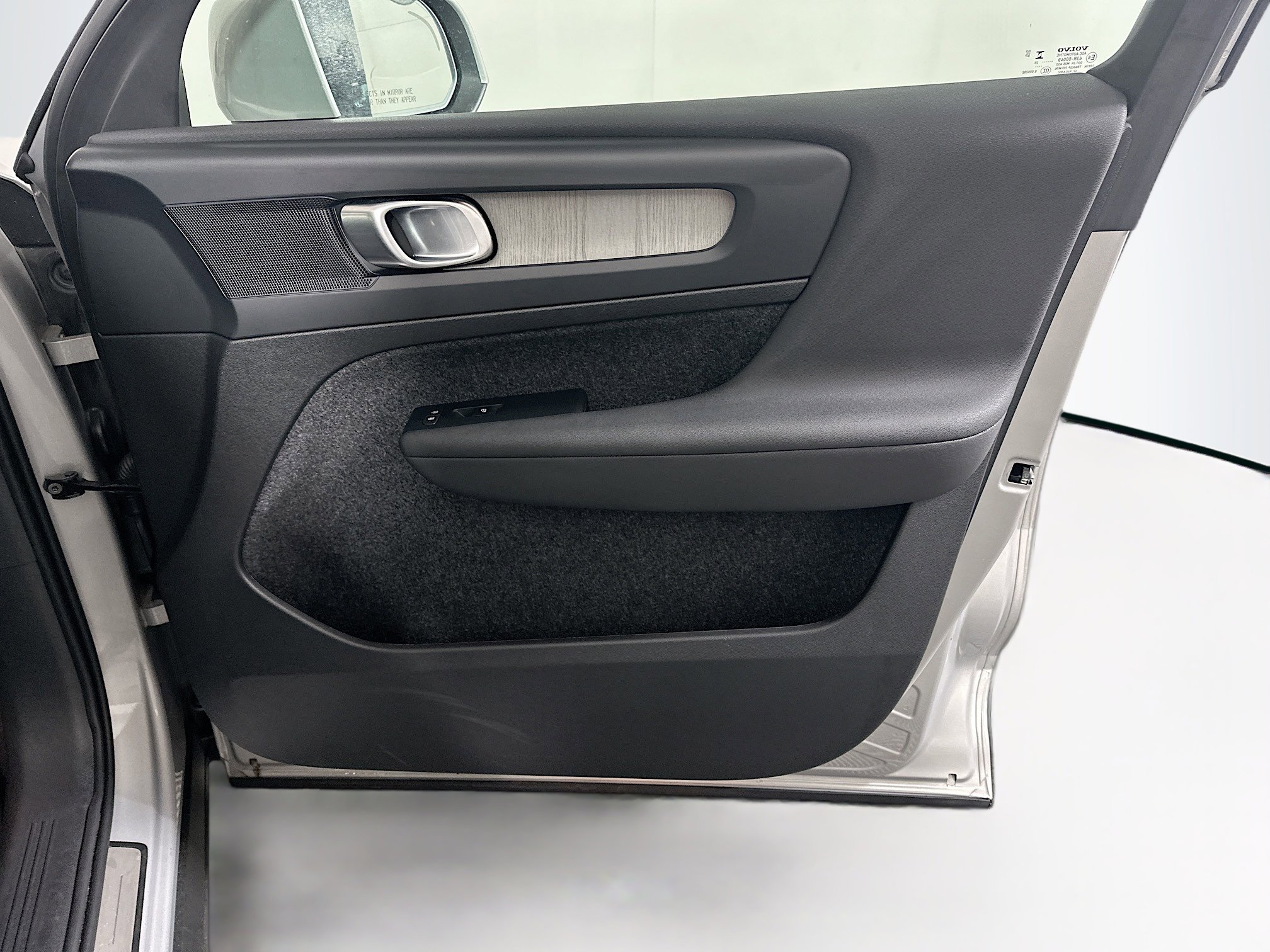 Used 2025 Volvo XC40 B5 Core image 33