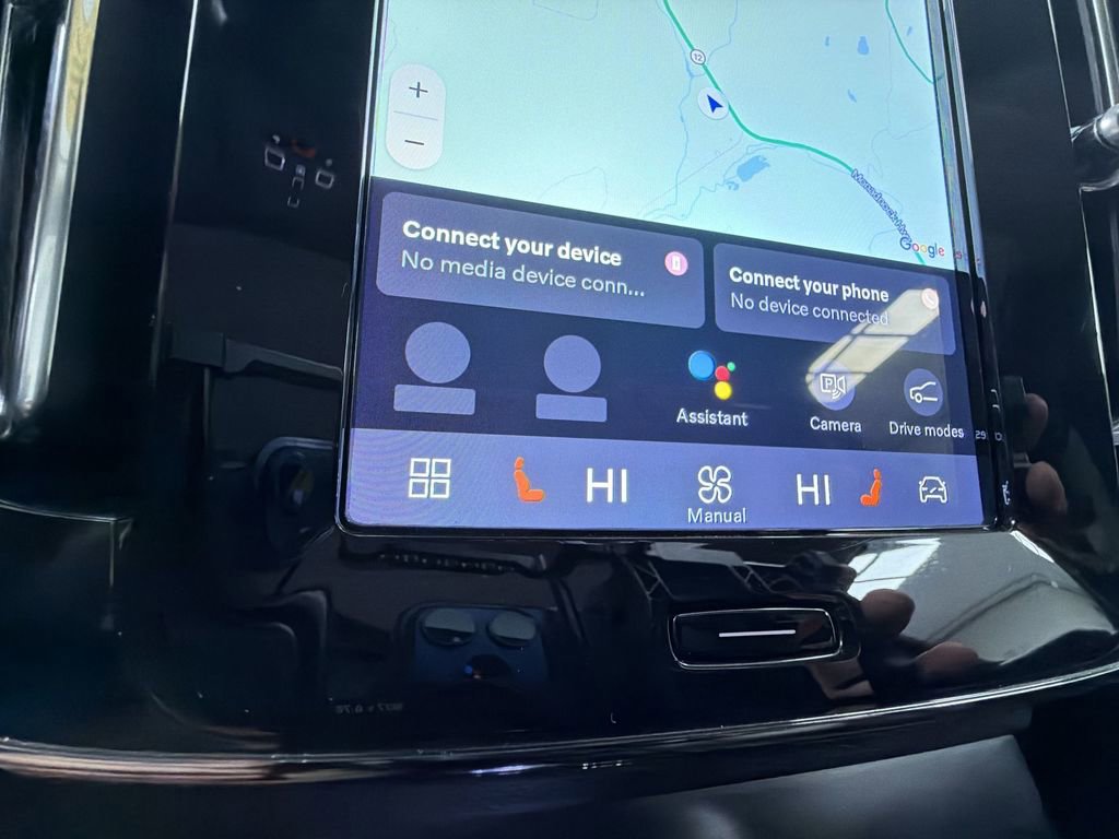 Used 2025 Volvo XC40 B5 Plus image 23