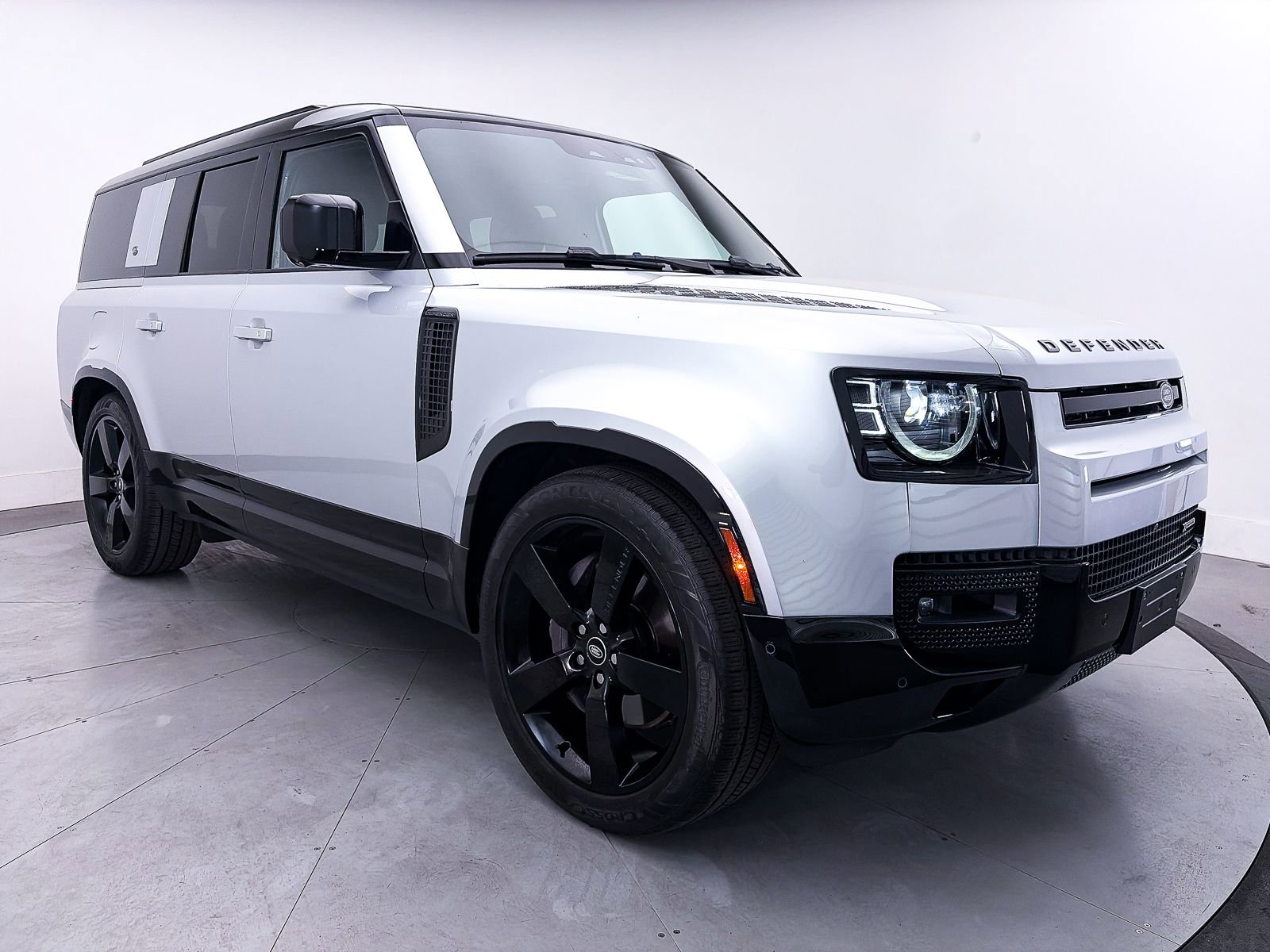 Used 2023 Land Rover Defender 130 X-Dynamic SE AWD/4WD image 13