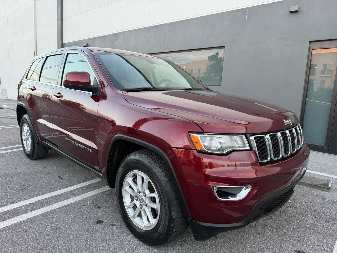 Used 2018 Jeep Grand Cherokee Laredo RWD image 3