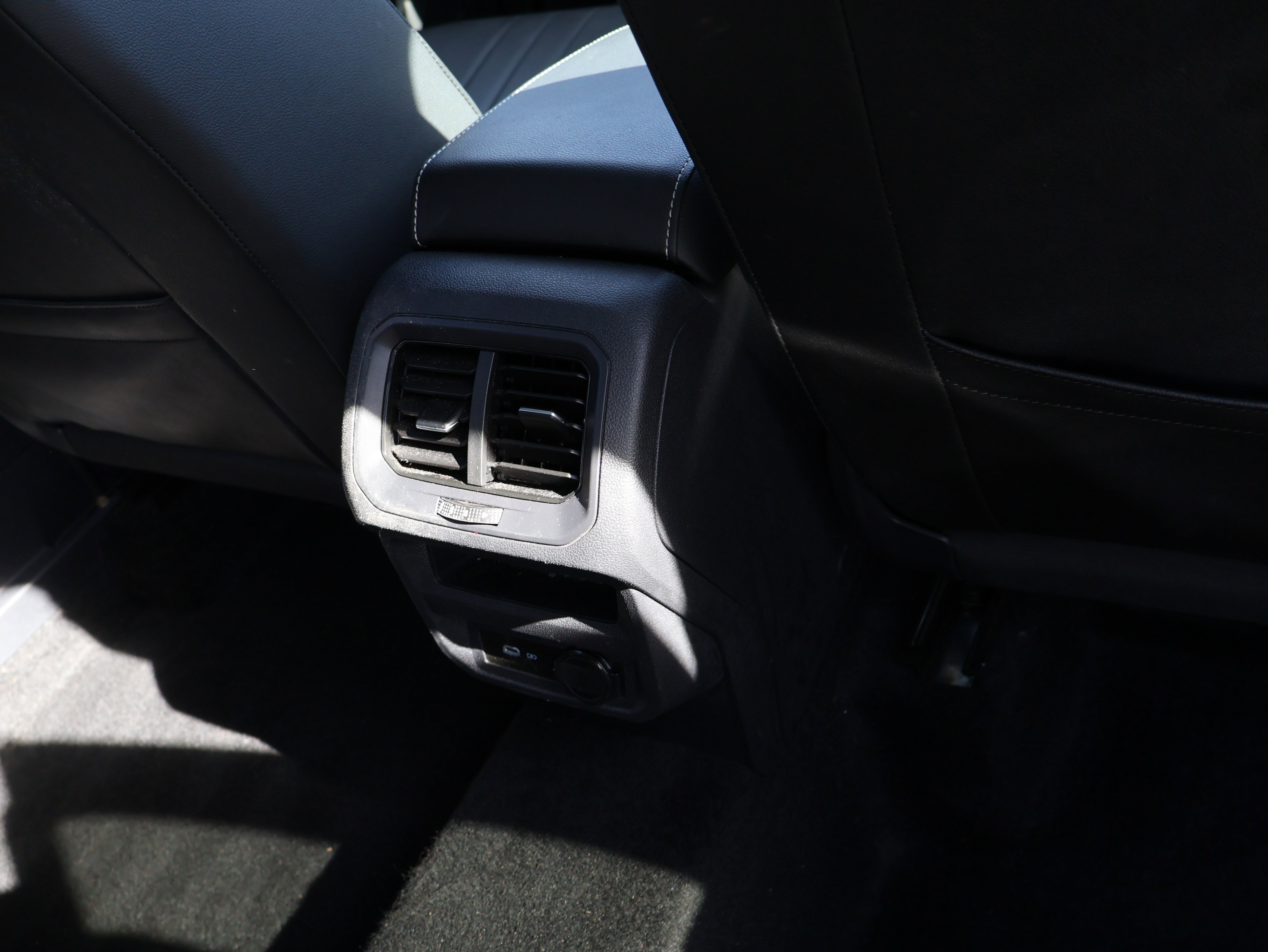 Used 2023 Volkswagen Tiguan SE w/ Panoramic Sunroof Package image 13