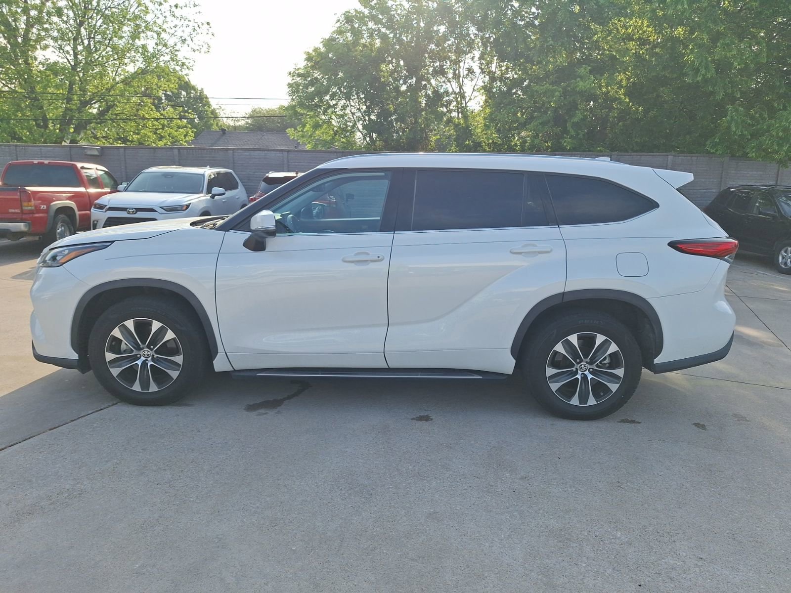 Used 2020 Toyota Highlander XLE FWD image 3