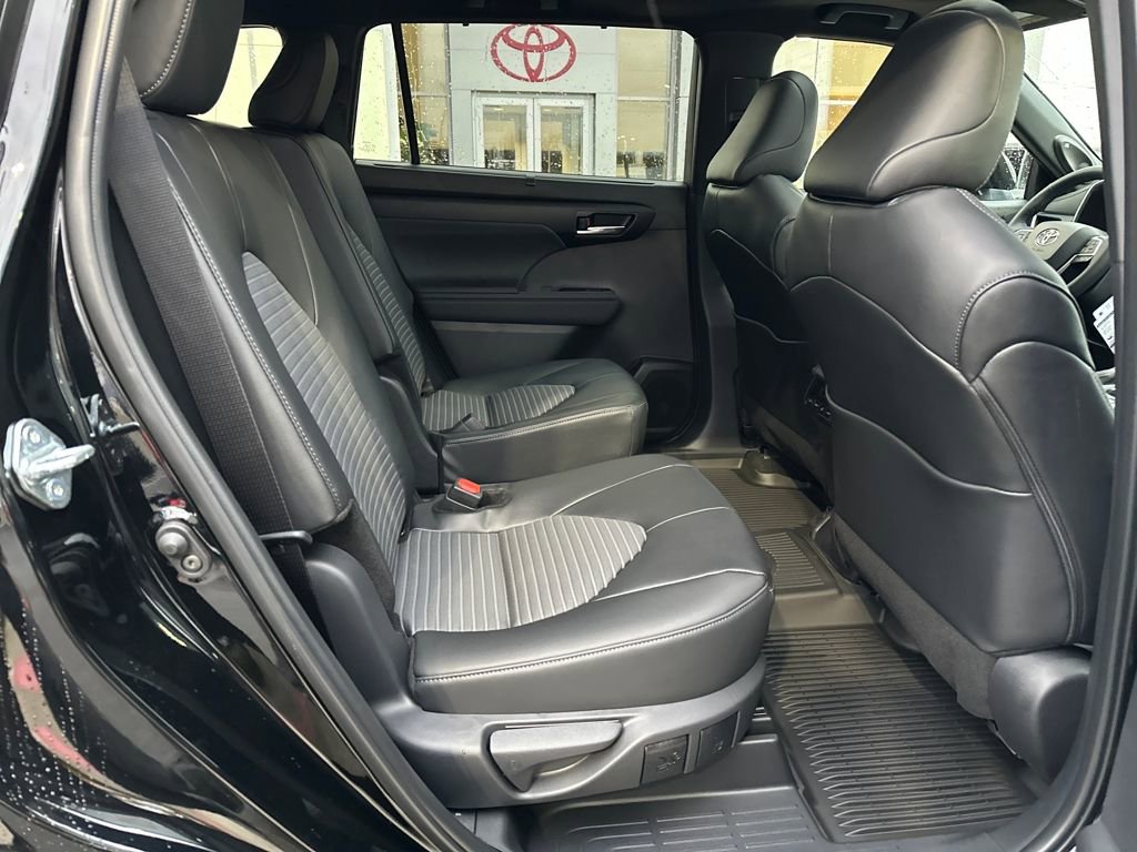 New 2025 Toyota Highlander XSE image 17