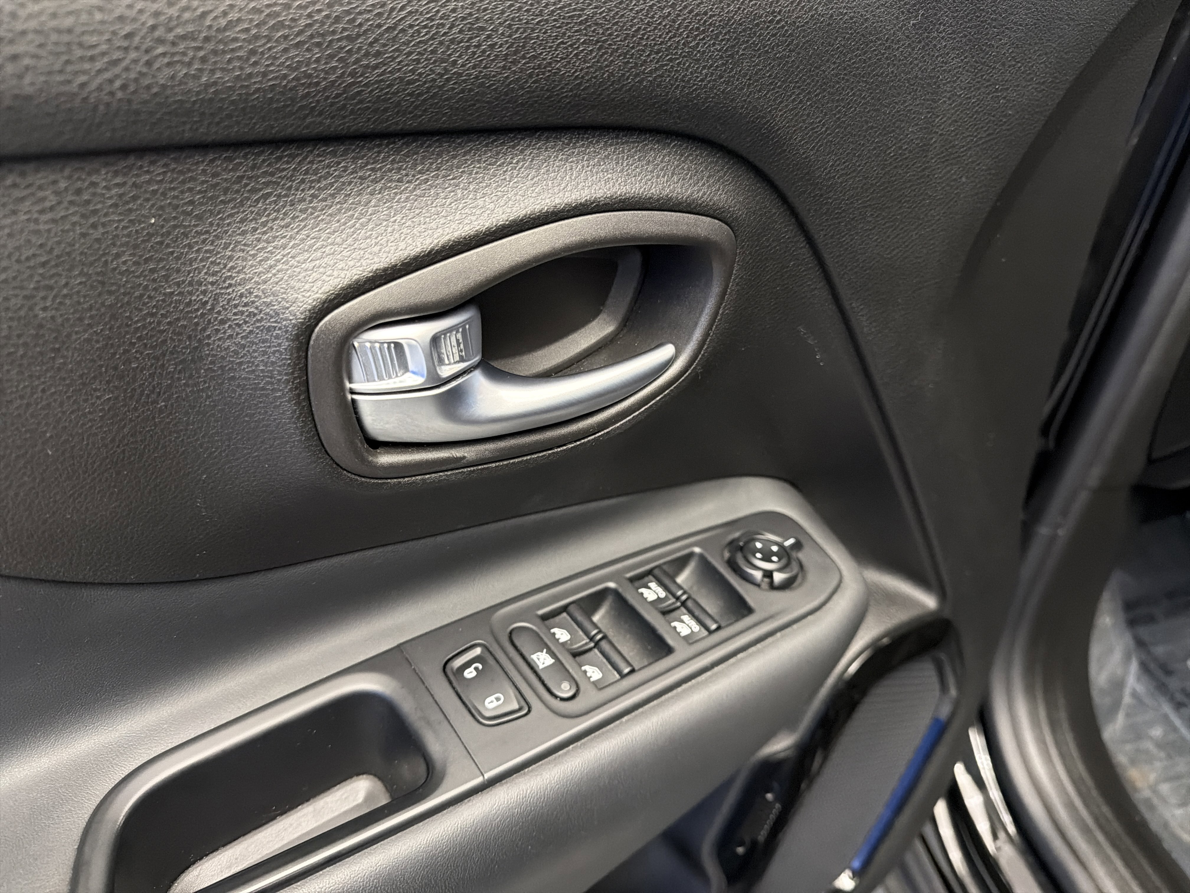 Used 2017 Jeep Renegade Altitude AWD/4WD image 11