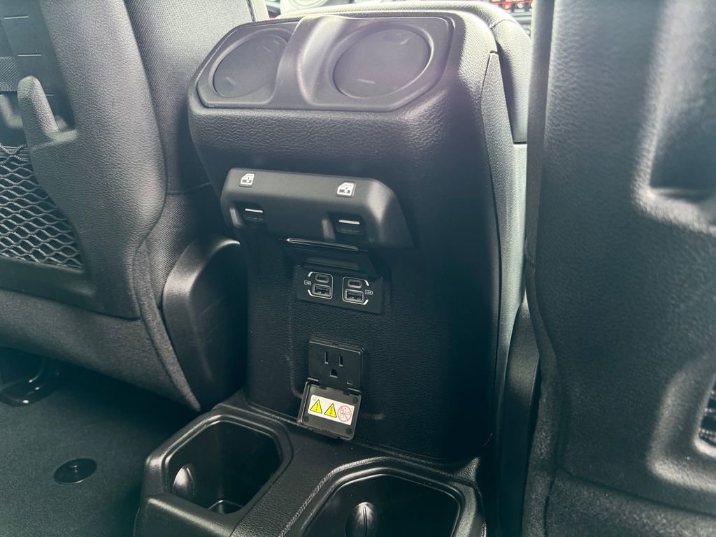 Used 2022 Jeep Wrangler Unlimited Rubicon w/ Cold Weather Group AWD/4WD image 15