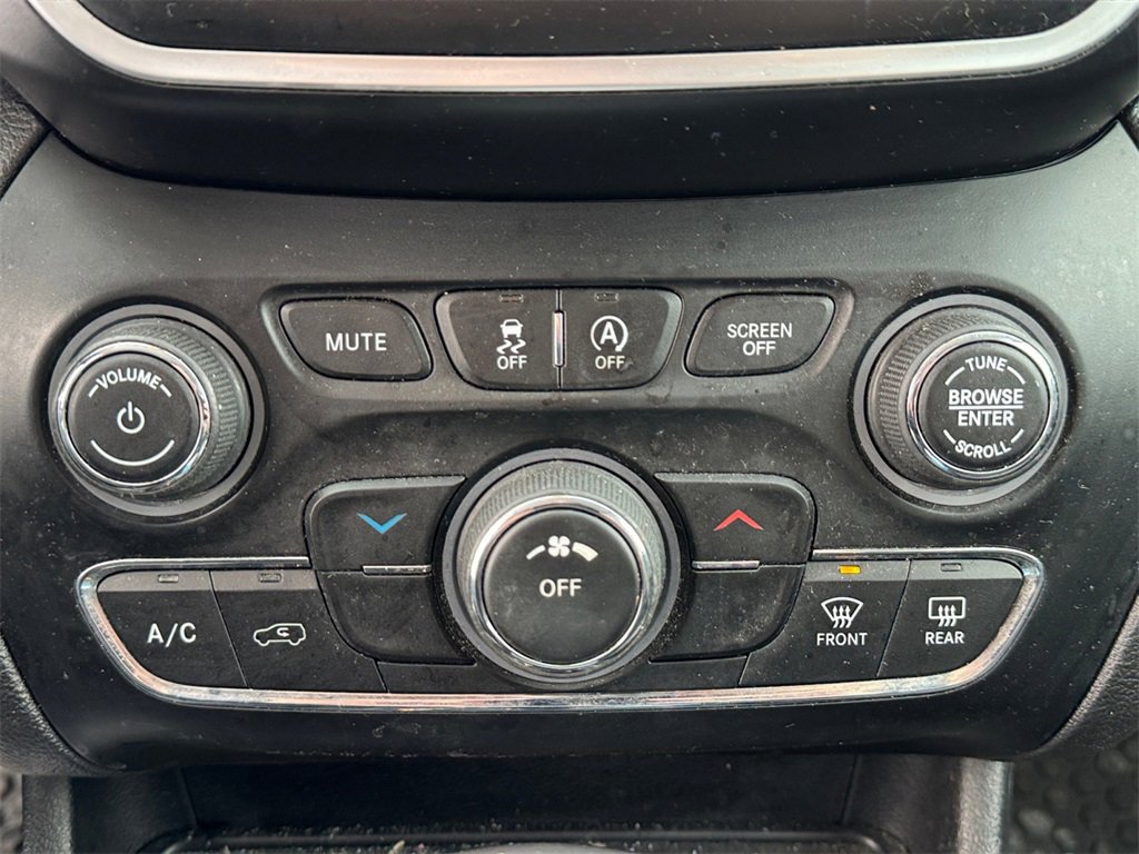 Certified 2019 Jeep Cherokee Latitude Plus w/ Cold Weather Group image 19