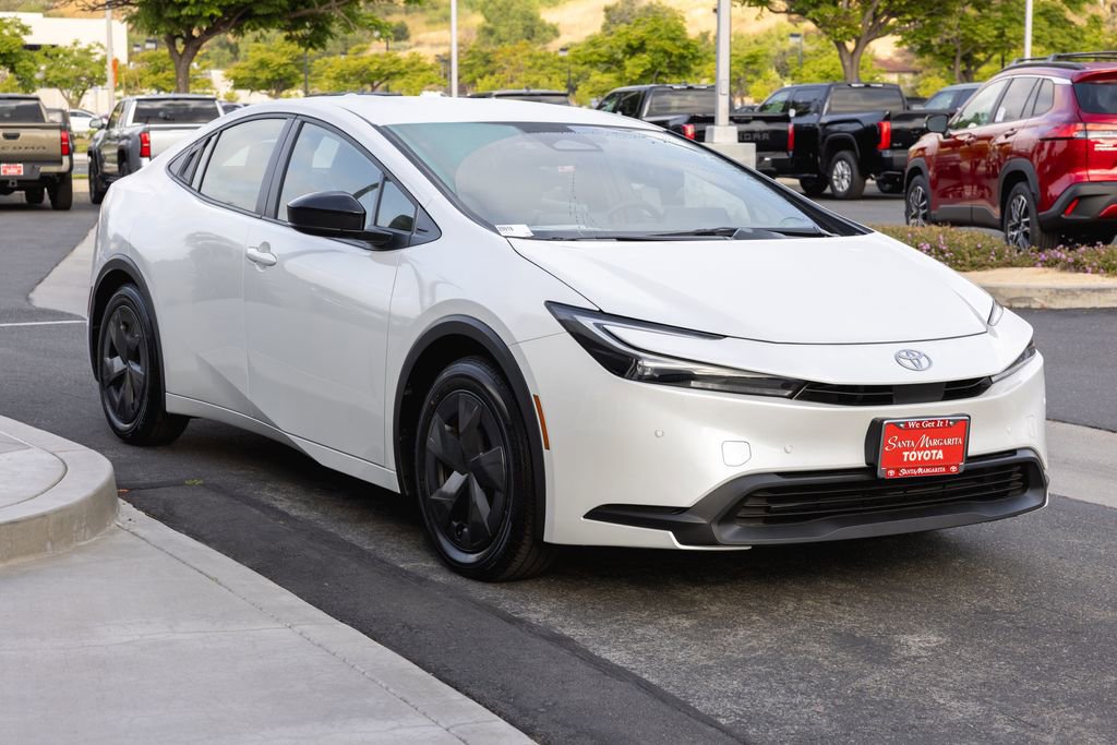 Used 2025 Toyota Prius LE image 3