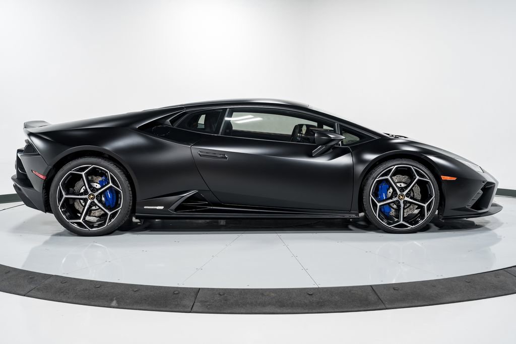 Used 2022 Lamborghini Huracan EVO RWD image 2