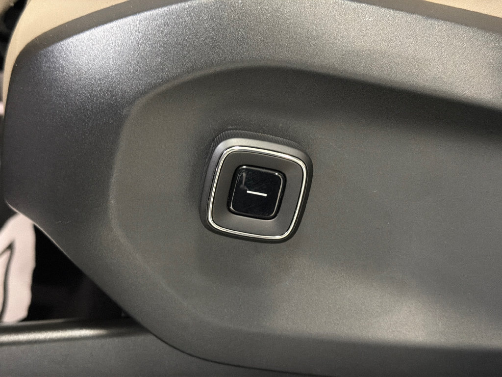 Certified 2025 Volvo EX90 Plus AWD/4WD image 11