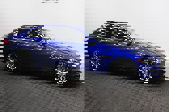 Used 2017 Jaguar XE Premium image 3