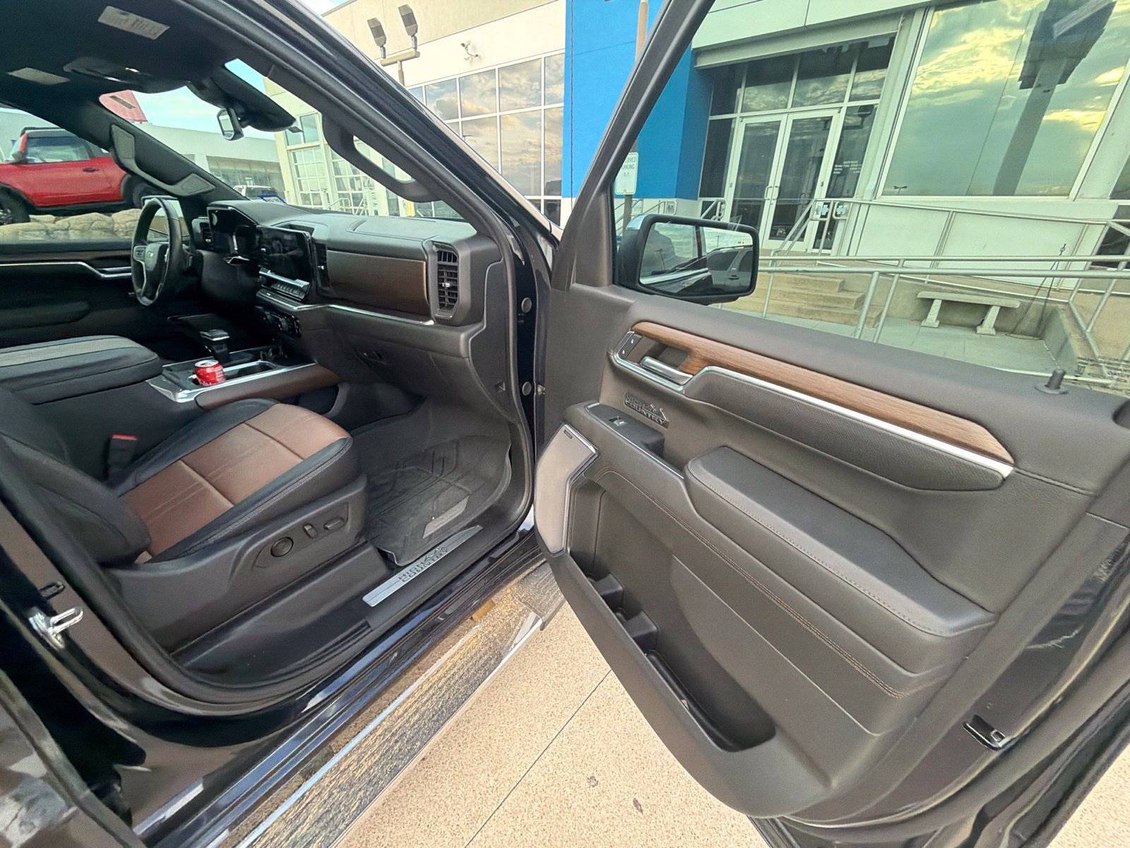 Used 2024 Chevrolet Silverado 1500 High Country w/ High Country Premium Package AWD/4WD image 23