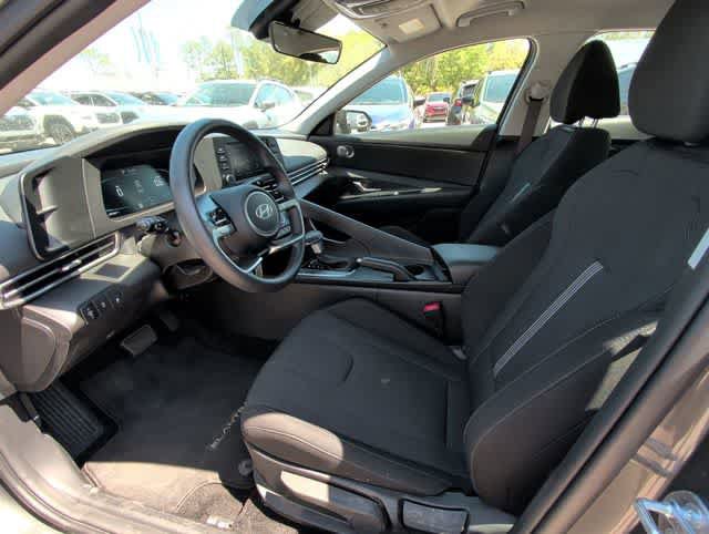 Used 2025 Hyundai Elantra SE FWD image 2