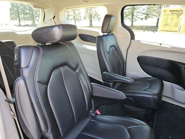 Used 2024 Chrysler Pacifica Touring-L image 14