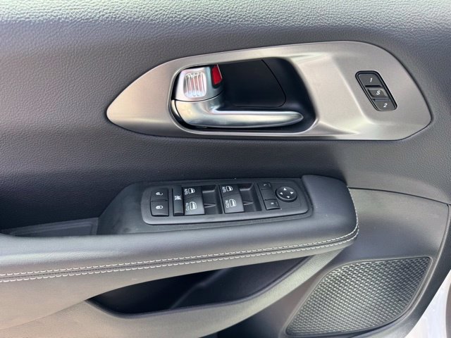 New 2026 Chrysler Pacifica Select FWD image 12
