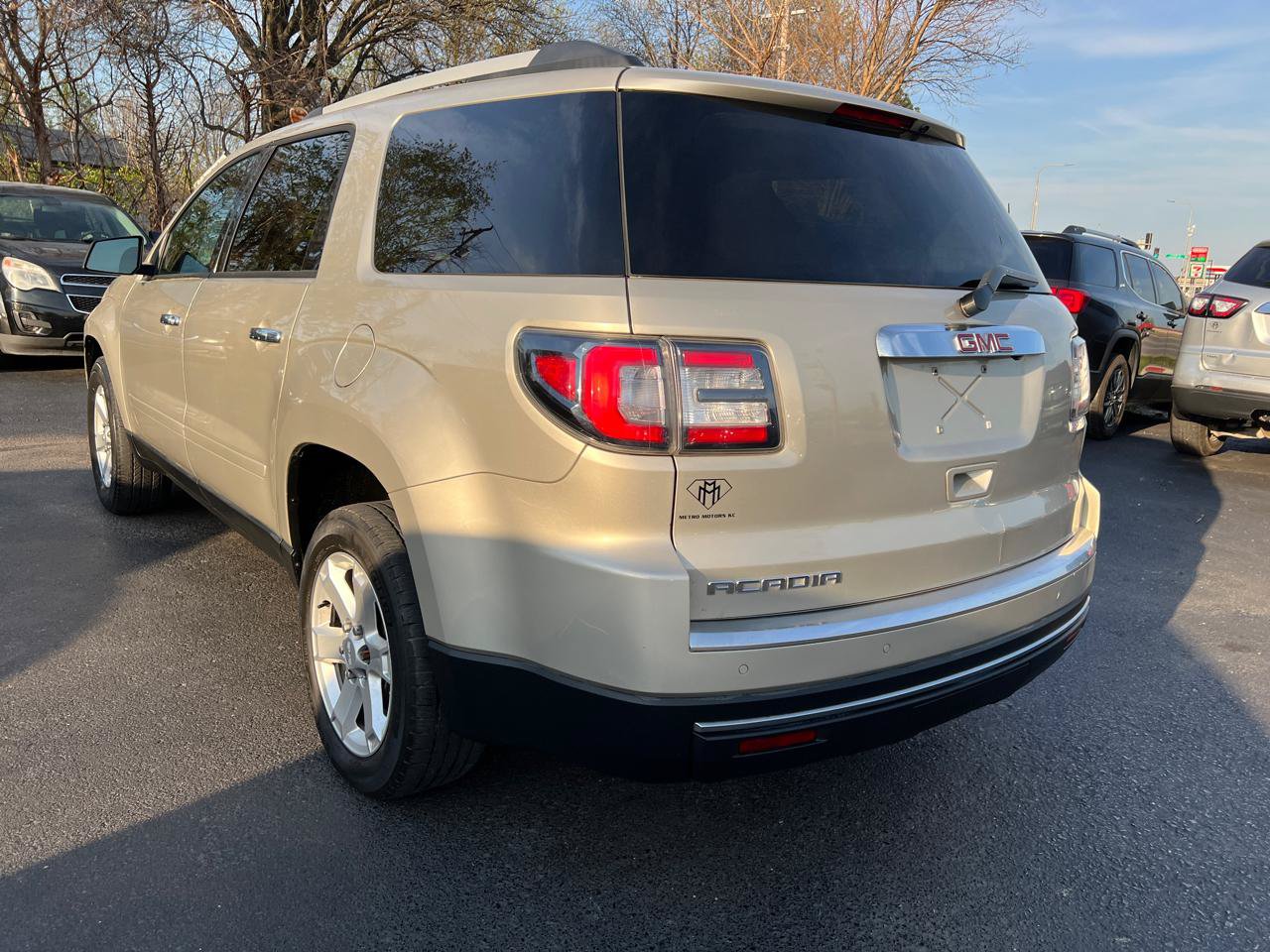 Used 2016 GMC Acadia SLE FWD image 3