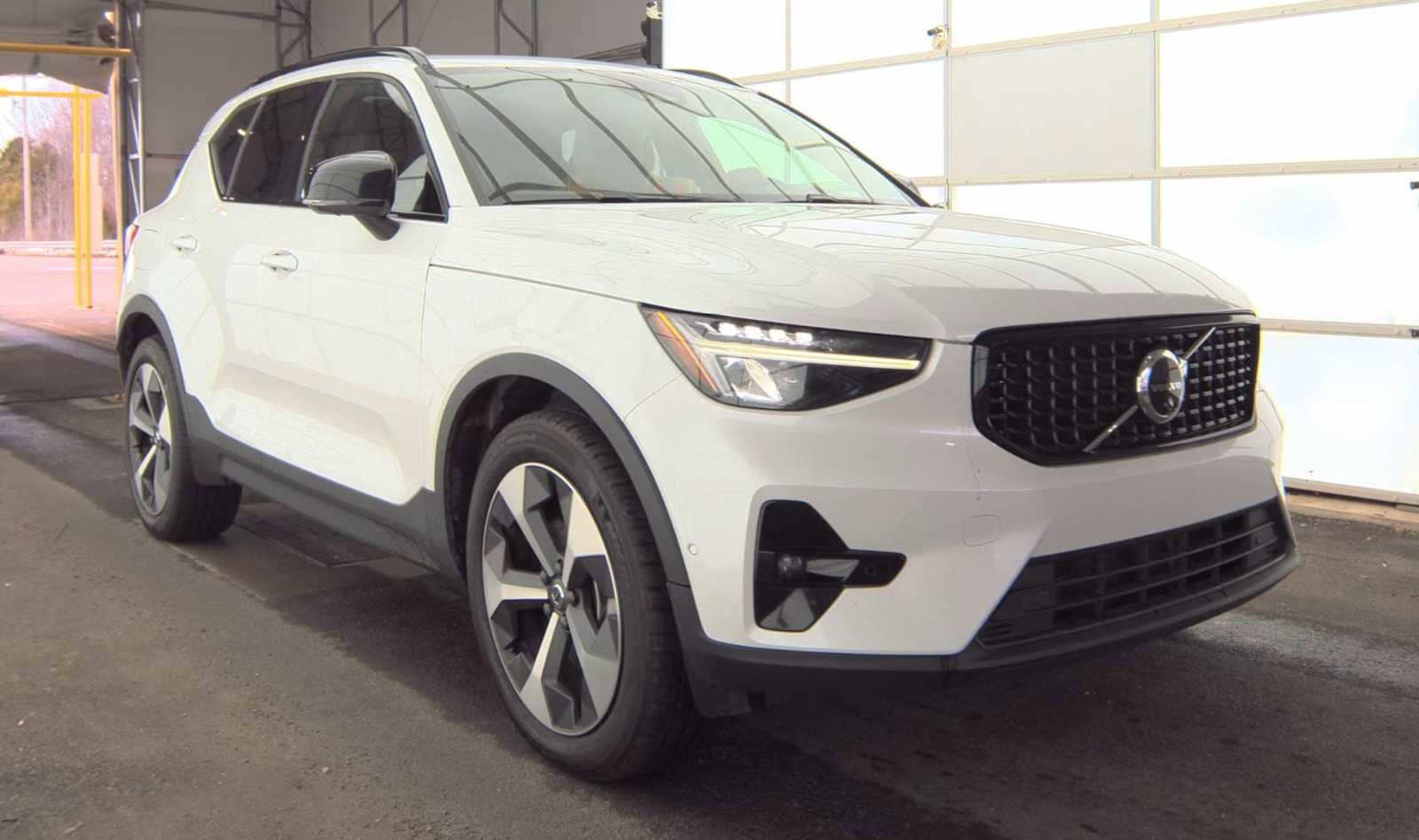 Used 2023 Volvo XC40 B4 Ultimate