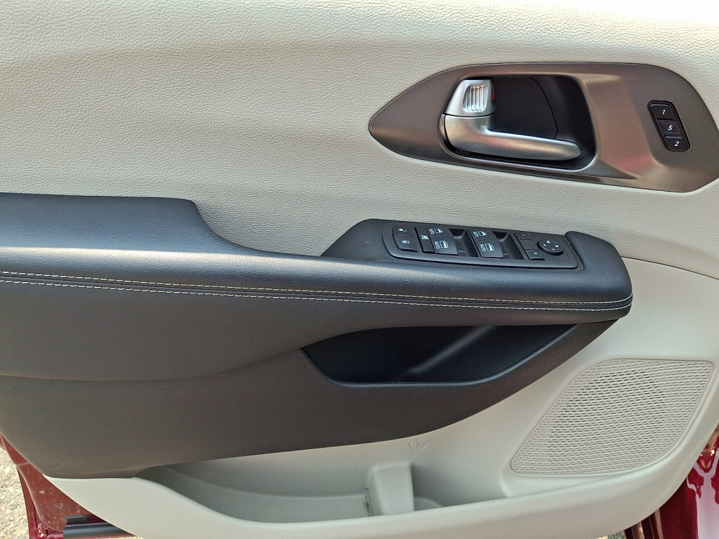 Used 2023 Chrysler Pacifica Touring-L w/ Uconnect Theater Family Group FWD image 23