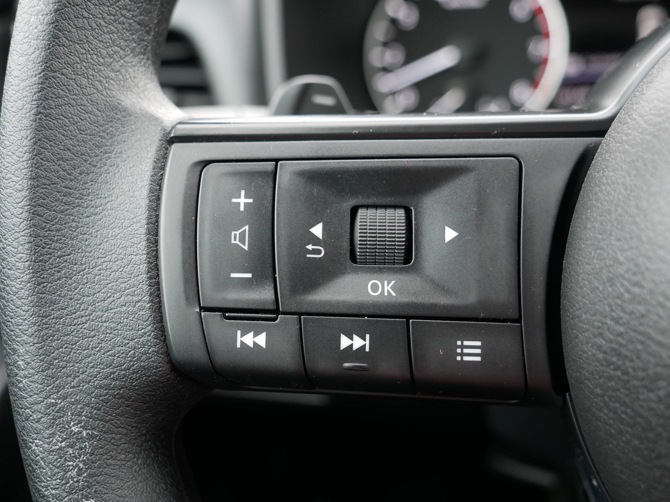 Used 2024 Nissan Rogue S image 28