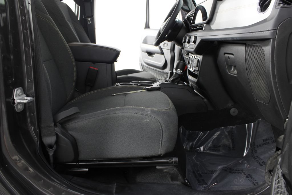 Used 2025 Jeep Wrangler Unlimited Sahara AWD/4WD image 18