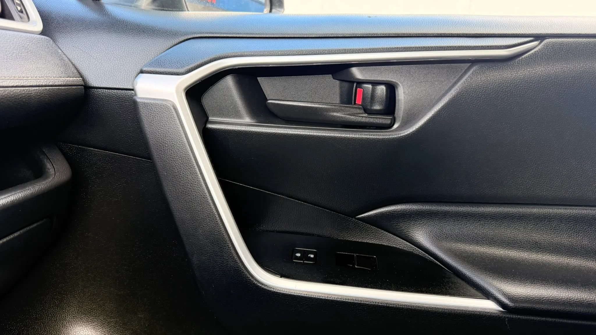 Used 2022 Toyota RAV4 LE FWD image 26
