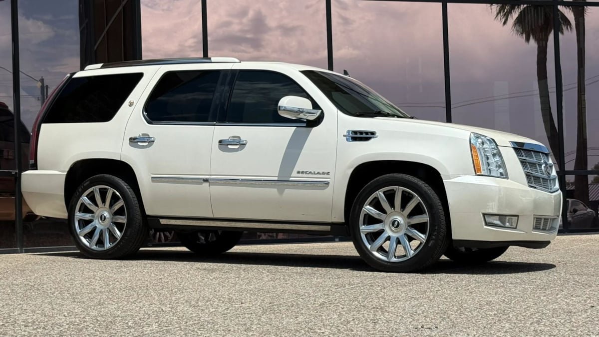 Used 2013 Cadillac Escalade Platinum AWD/4WD image 16