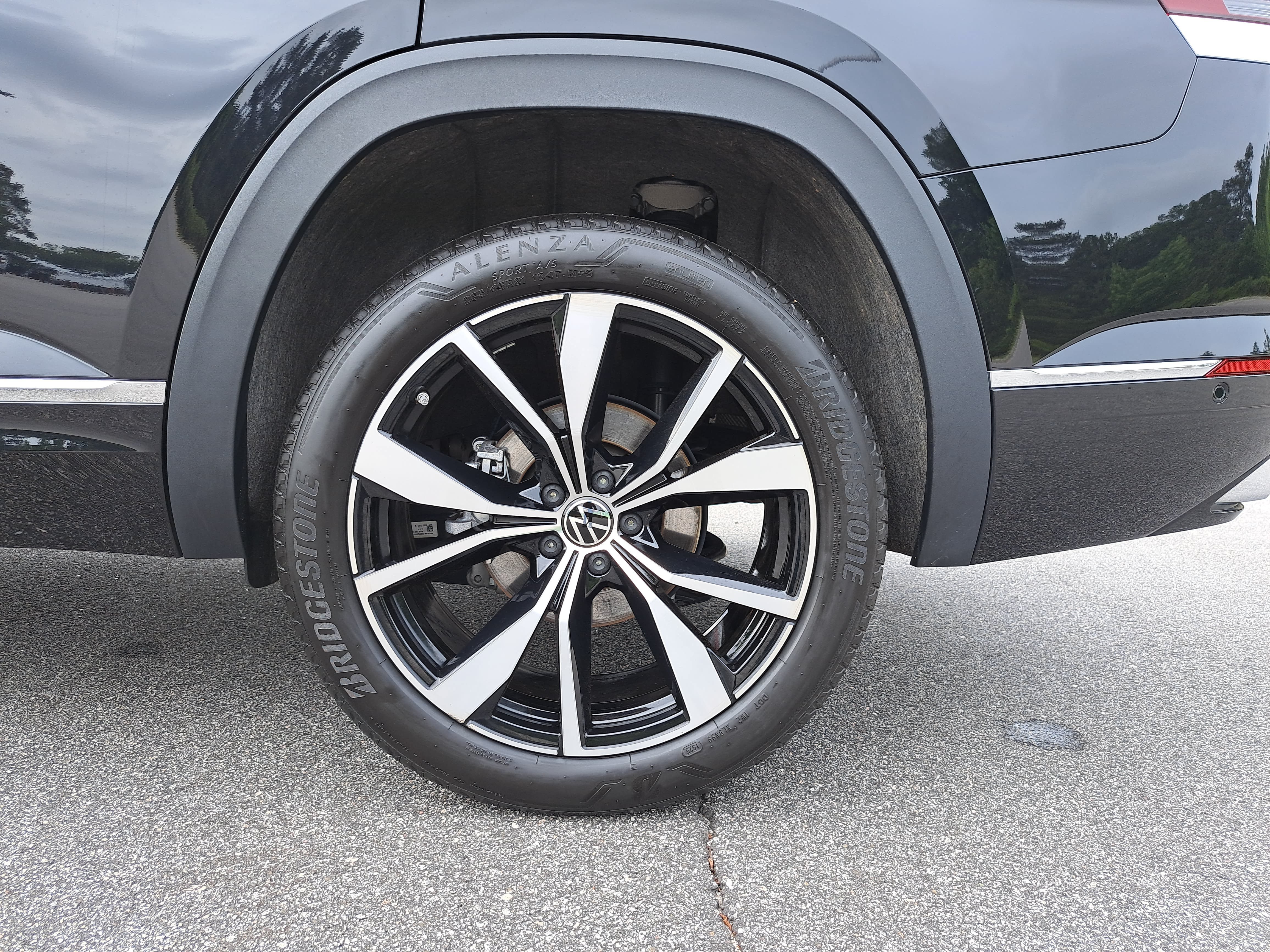 Certified 2026 Volkswagen Atlas SEL Premium R-Line AWD/4WD image 32