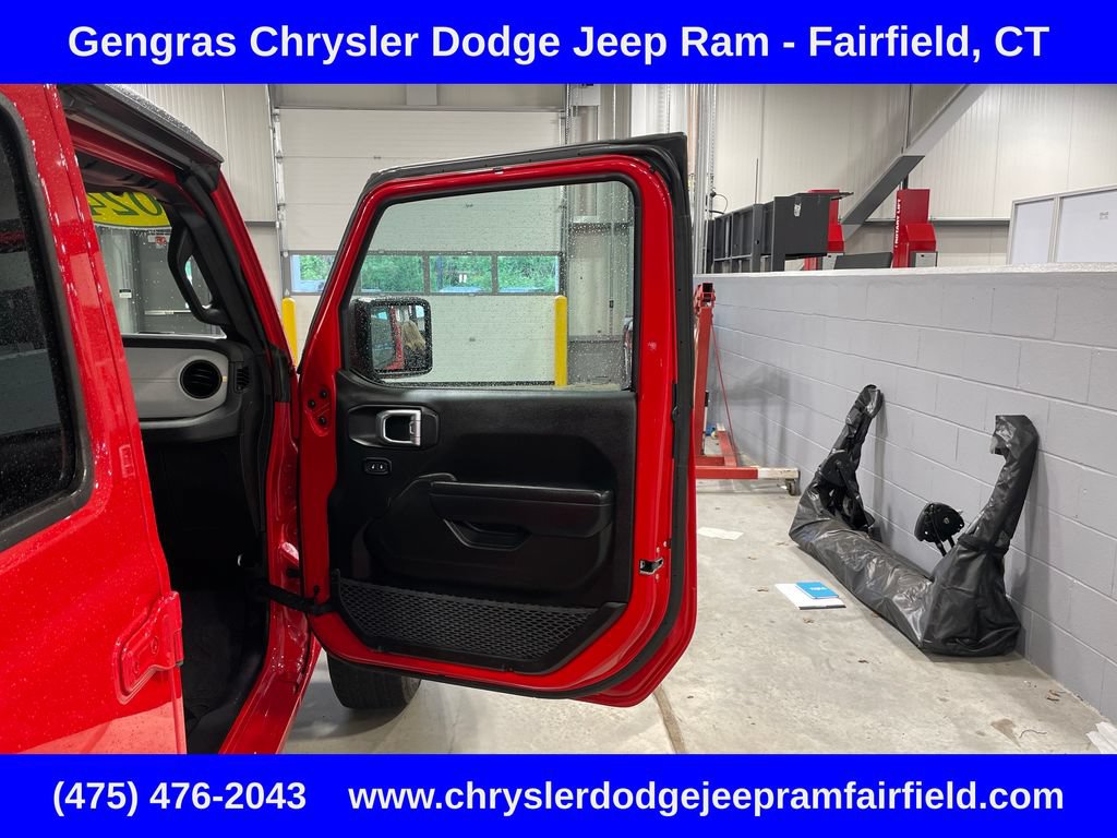 Used 2024 Jeep Wrangler Unlimited w/ Convenience Group AWD/4WD image 8