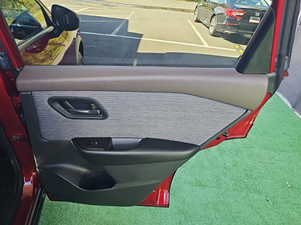 Used 2023 Nissan Rogue S AWD/4WD image 40