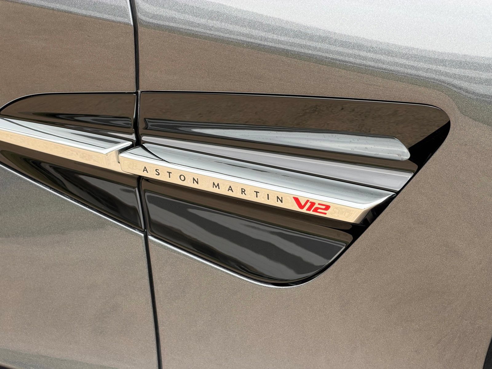 New 2026 Aston Martin Vanquish Convertible RWD image 22