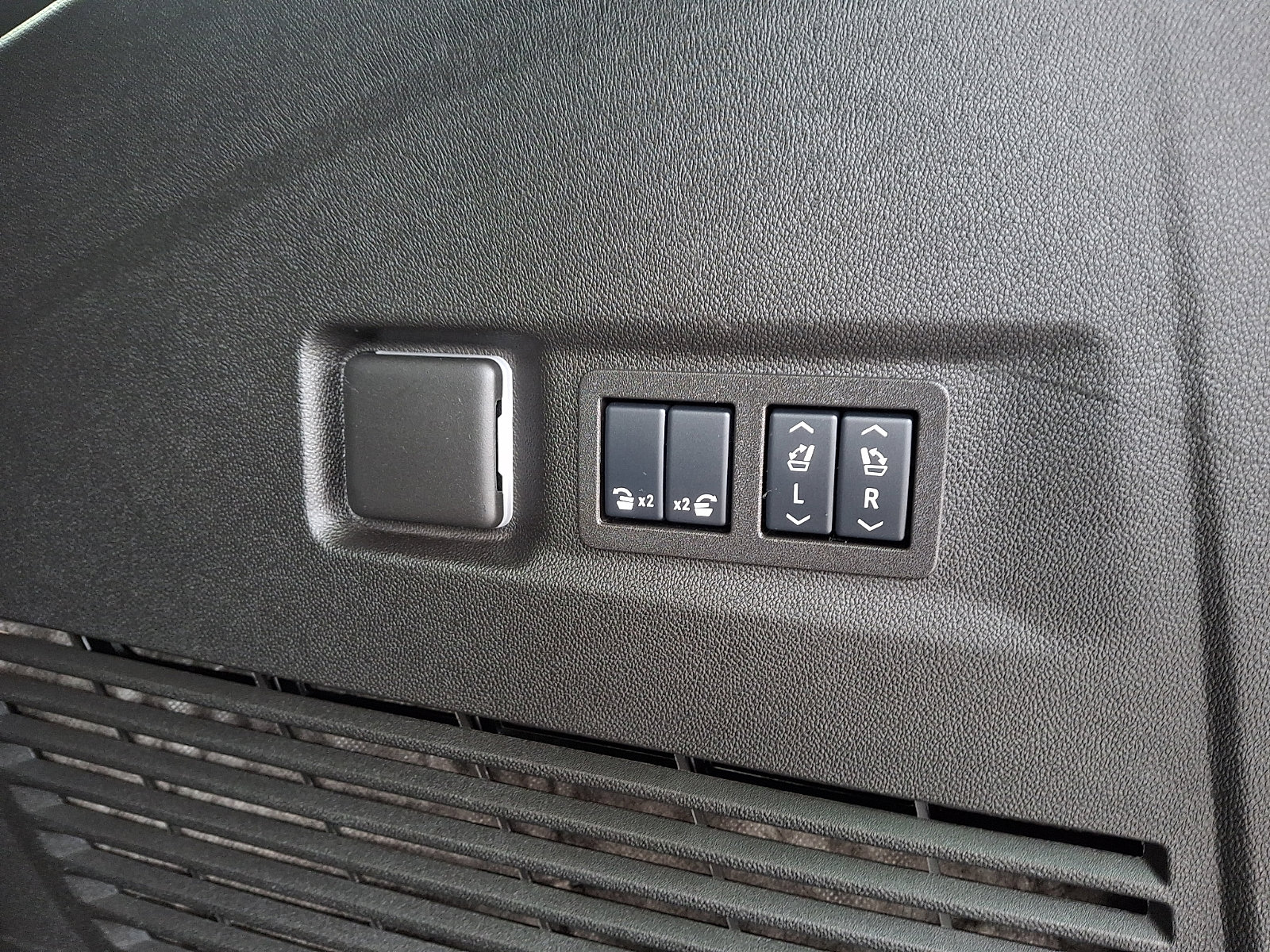 Used 2025 Chevrolet Suburban High Country image 32