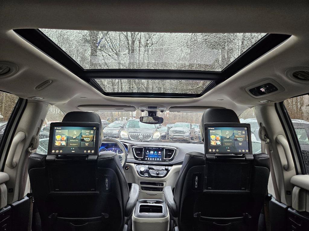 Used 2017 Chrysler Pacifica Limited FWD image 35