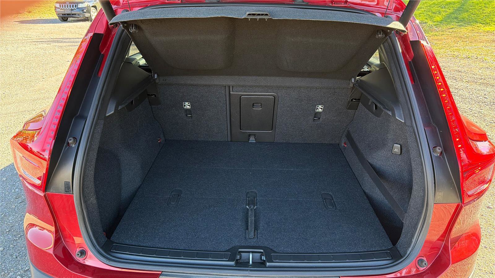 Used 2019 Volvo XC40 T5 Momentum image 5